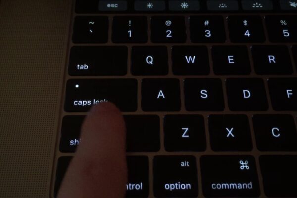 Пользователи новых MacBook Pro жалуются на проблемы с клавиатурой