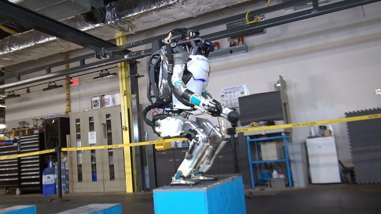 #видео дня | Boston Dynamics обучает робота Atlas основам паркура