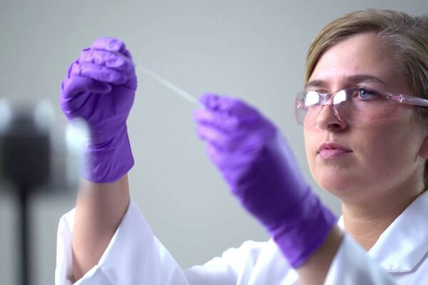 Защитное стекло Corning Gorilla Glass 5 выдержит падение с "высоты селфи"